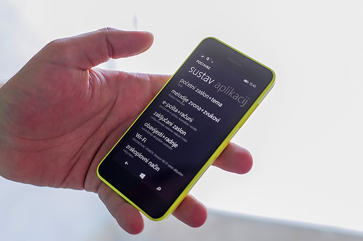 Nokia Lumia 630 (39).jpg